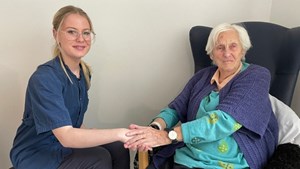 16-årige Clara er i praktik som sygeplejerske