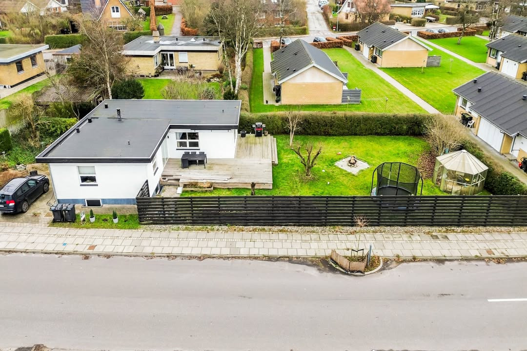 Mæglerhuset præsenterer moderne og indflytningsklar villa i Klokkerholm
