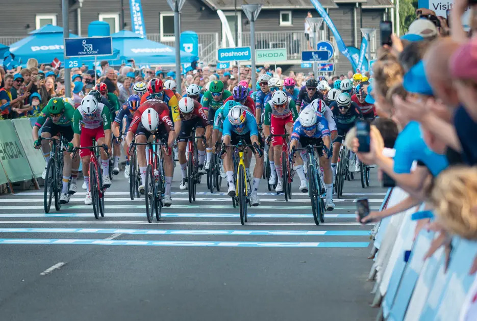 Folkefest og cykelfeber ved 2. etape af PostNord Danmark Rundt fra Glyngøre til Skive