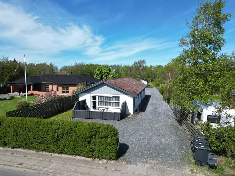 Home Brønderslev tilbyder moderniseret villa med stor garage i V. Hjermitslev
