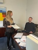 Arbejdsmiljøeksperten afholdt træning i kontorergonomi hos Hjortkær Maskinfabrik