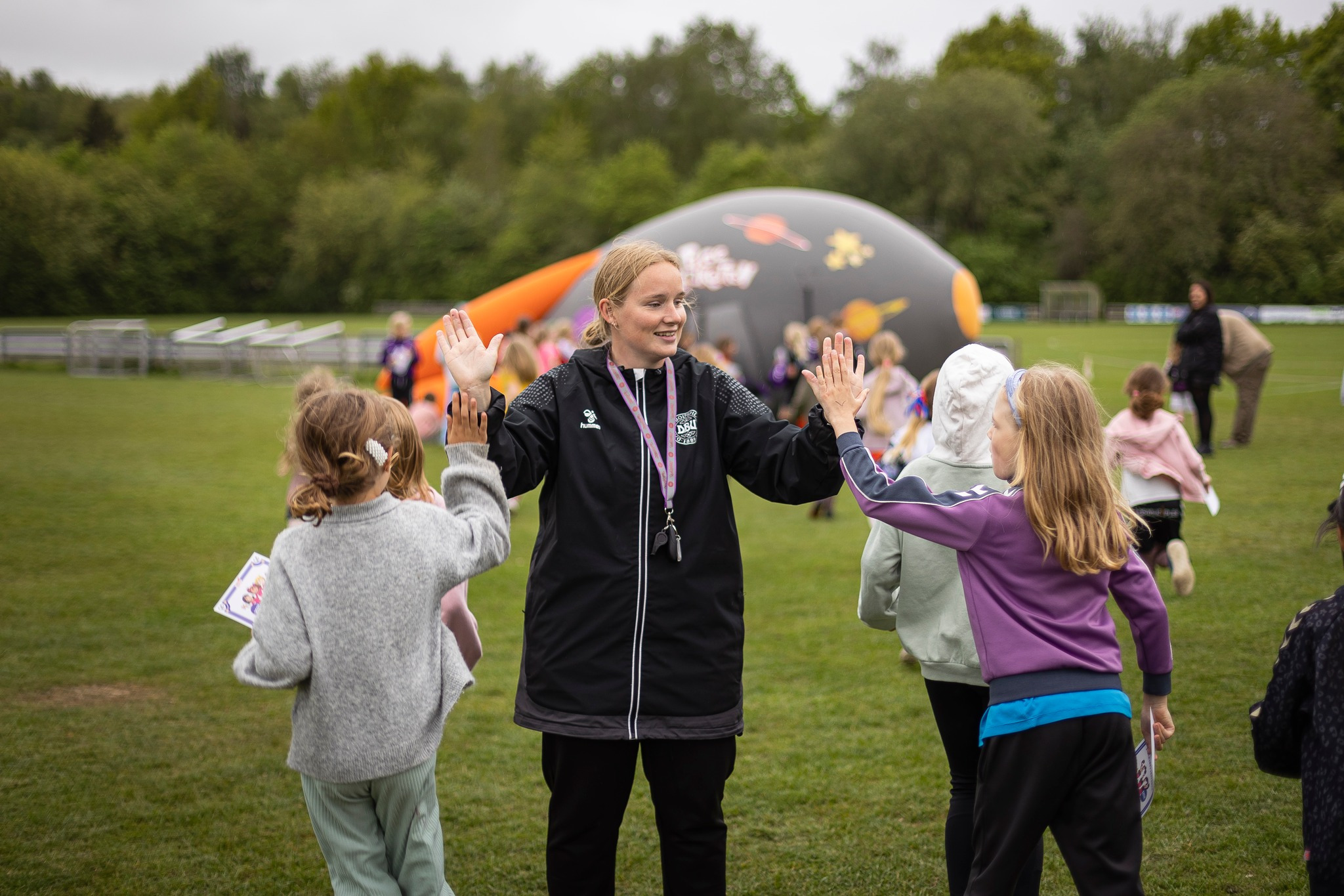 Pigeraketten lander i Grenaa til fodboldfest