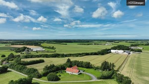 Flot landejendom med energiklasse A2010 til salg via Ejendomsmæglerfirmaet Thomas Risager A/S