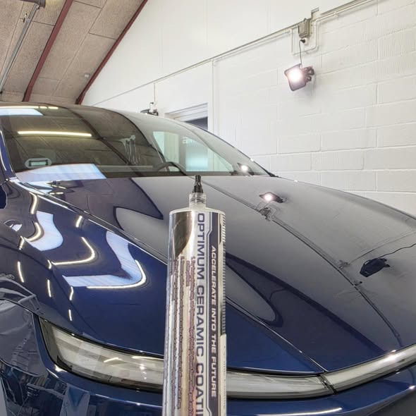 Detailing Center beskytter blåmetal Tesla Model Y Juniper med keramisk coating og PPF