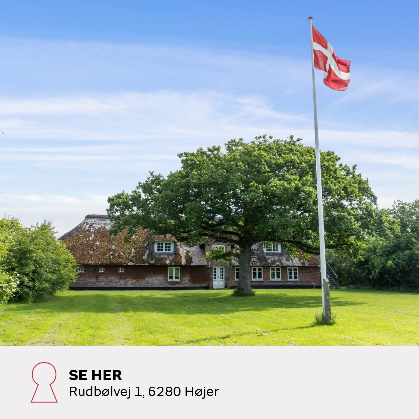 Home Tønder: Idyl i Rudbøl – rummelig stråtækt ejendom til salg