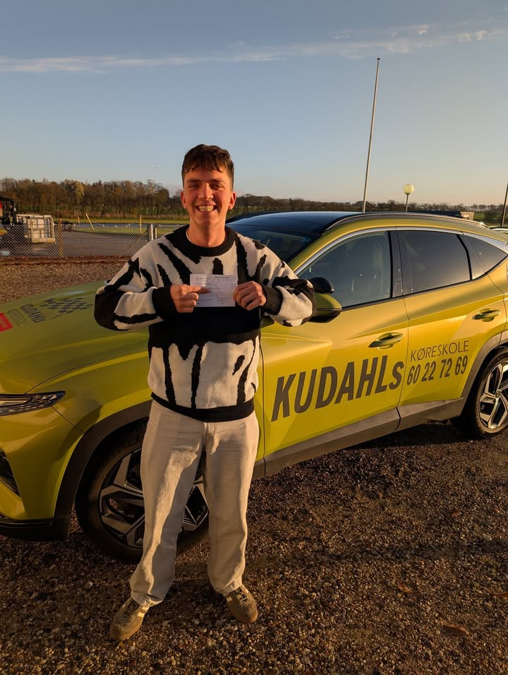 Kudahls Køreskole fejrer Christoffer: Velkommen i klubben med kørekort