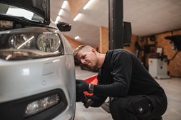 Autotekniker v/Kim Skytthe opfordrer til at skifte vinterdæk for sikker og økonomisk kørsel