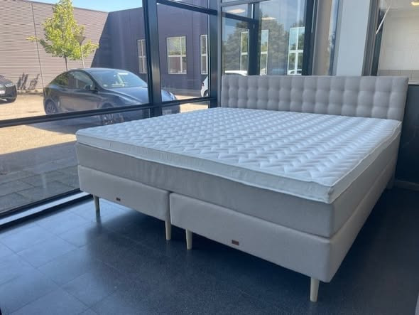 Drøm sødt med senge fra CAMPEN AUKTIONERs aktuelle auktion