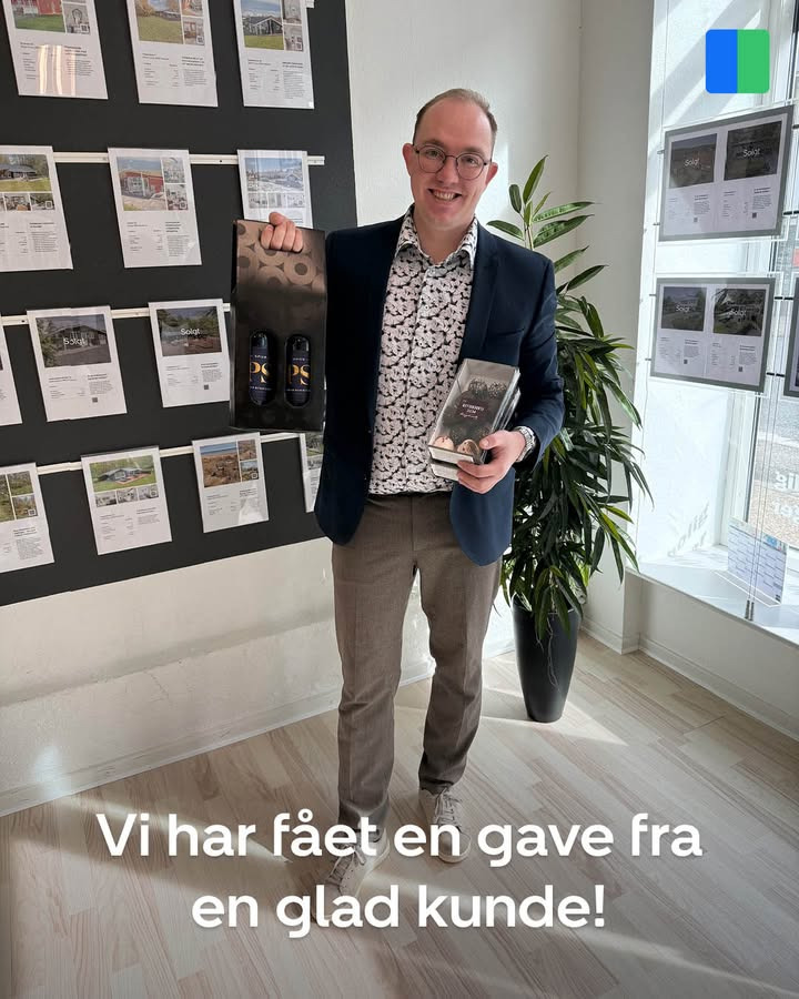 Nybolig Hadsund modtager gave fra tilfreds kunde