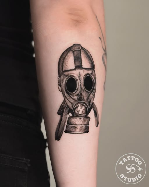 Tattoo Studio 96 Aalborg viser detaljeret gasmaske-tatovering udført af Alberte