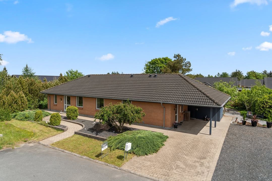 Mæglerhuset Sæby annoncerer ny pris på velholdt etplansvilla i Sæby