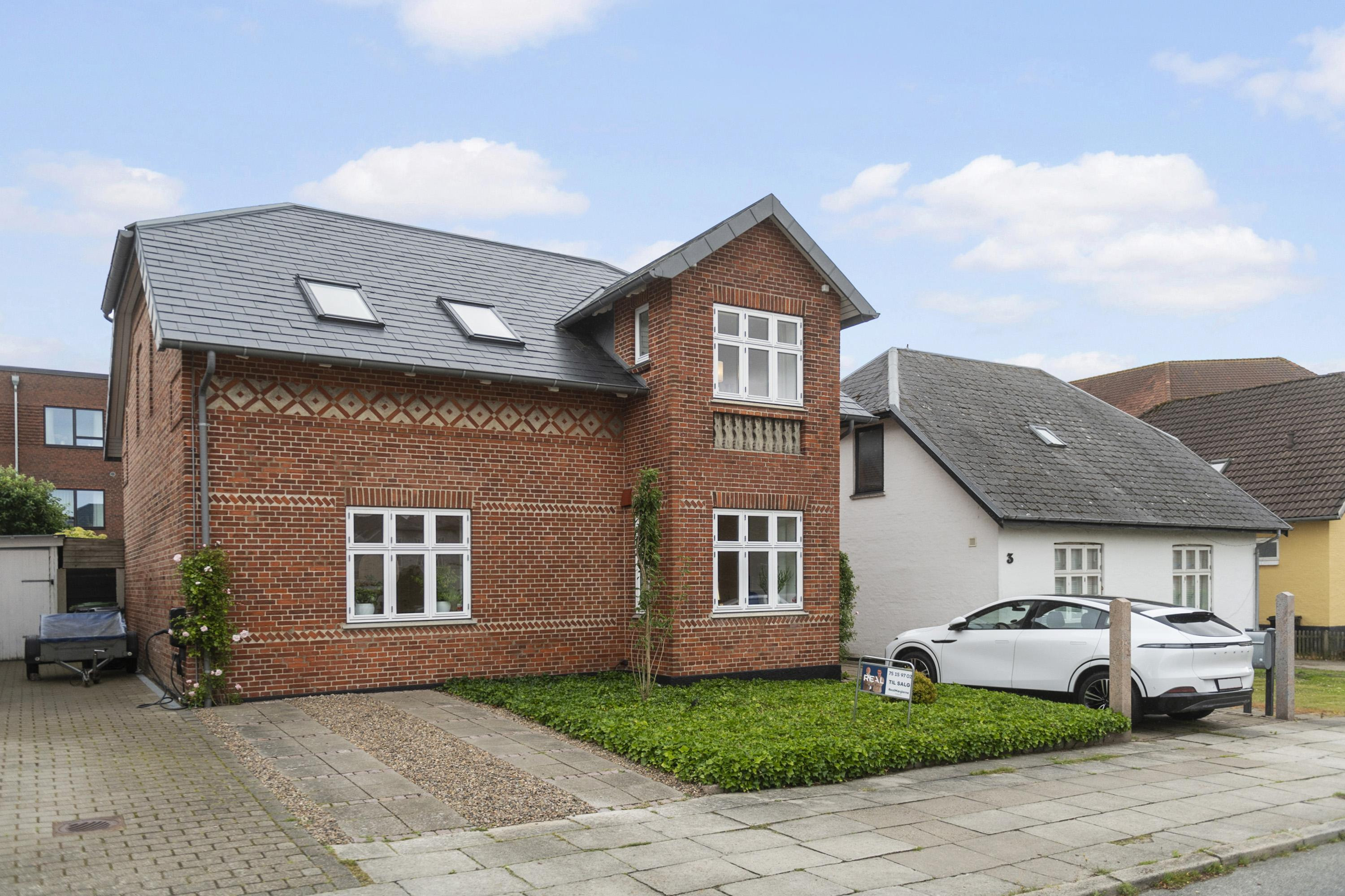 Til salg hos RealMæglerne Esbjerg og Bramming: Unik gennemrenoveret villa i Digterkvarteret