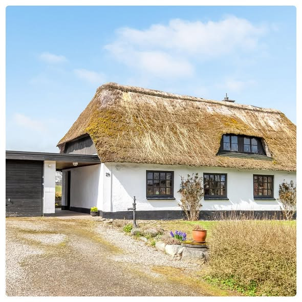 Nybolig Kolding præsenterer charmerende villa i Dalby med udsigt til åbne marker