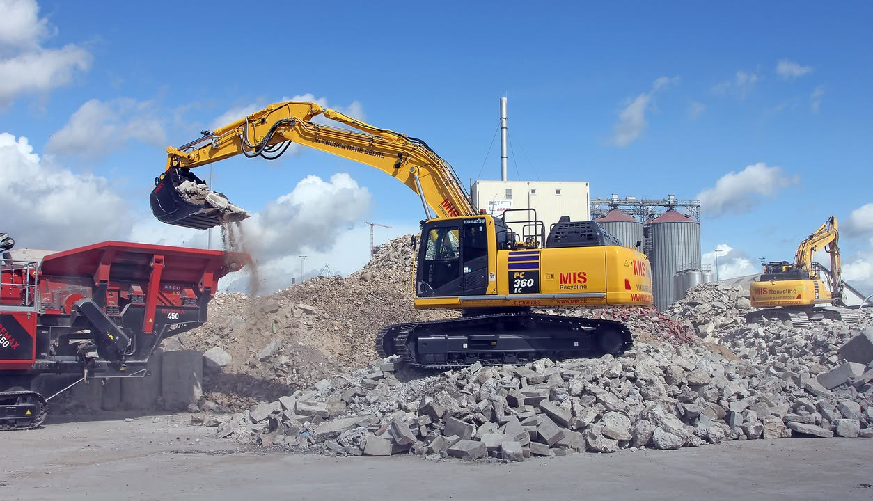 SCANTRUCK A/S sælger 38 tons Komatsu PC360LC-11 til MIS Recycling A/S