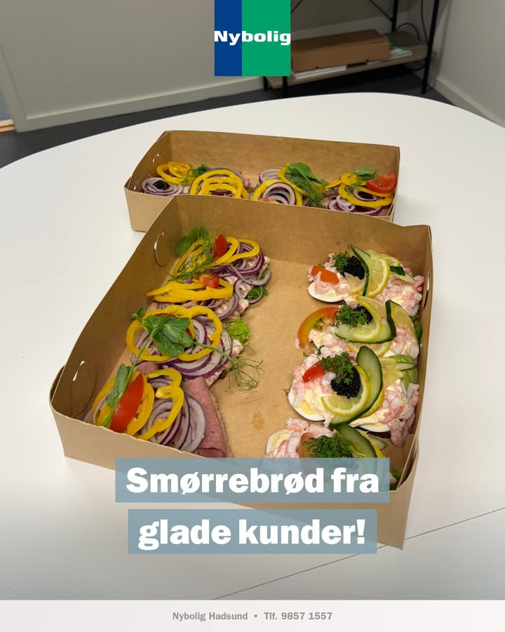 Nybolig Hadsund fejrer succesfuldt boligsalg med tilfredse kunder og smørrebrød