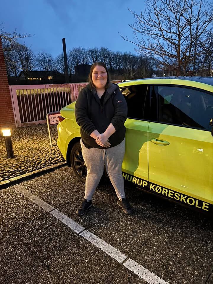 Marie Louise har fået kørekort ved Hurup Køreskole