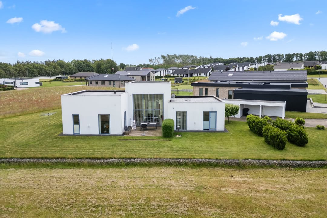 Mæglerhuset Brønderslev tilbyder arkitekttegnet funkisvilla med prisreduktion på 300.000 kr. i Brønderslev nord