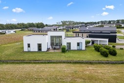 Mæglerhuset Brønderslev tilbyder arkitekttegnet funkisvilla med prisreduktion på 300.000 kr. i Brønderslev nord