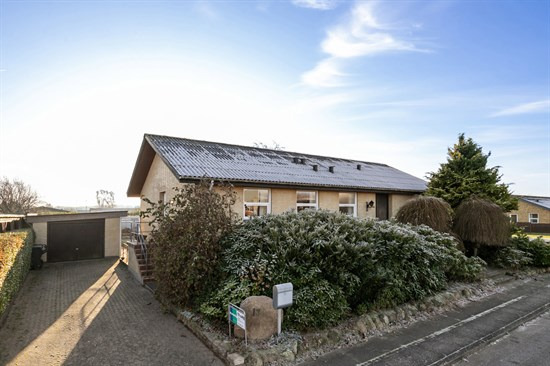 Villa 127 m² med 3 værelser på ugeneret 805 m² grund i roligt familieområde plus fuld kælder på 127 m2.