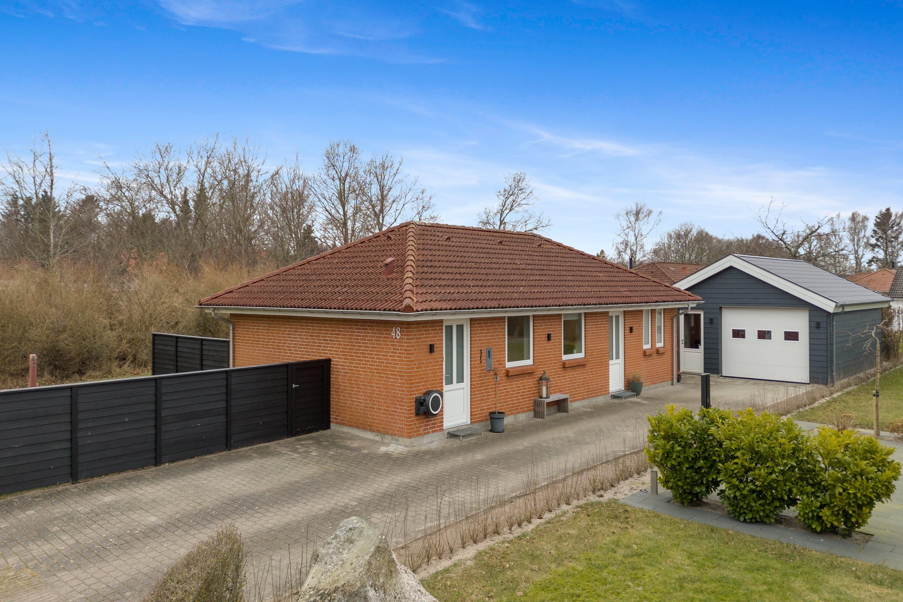 Indflytningsklar etplansvilla med god planløsning og stor garage