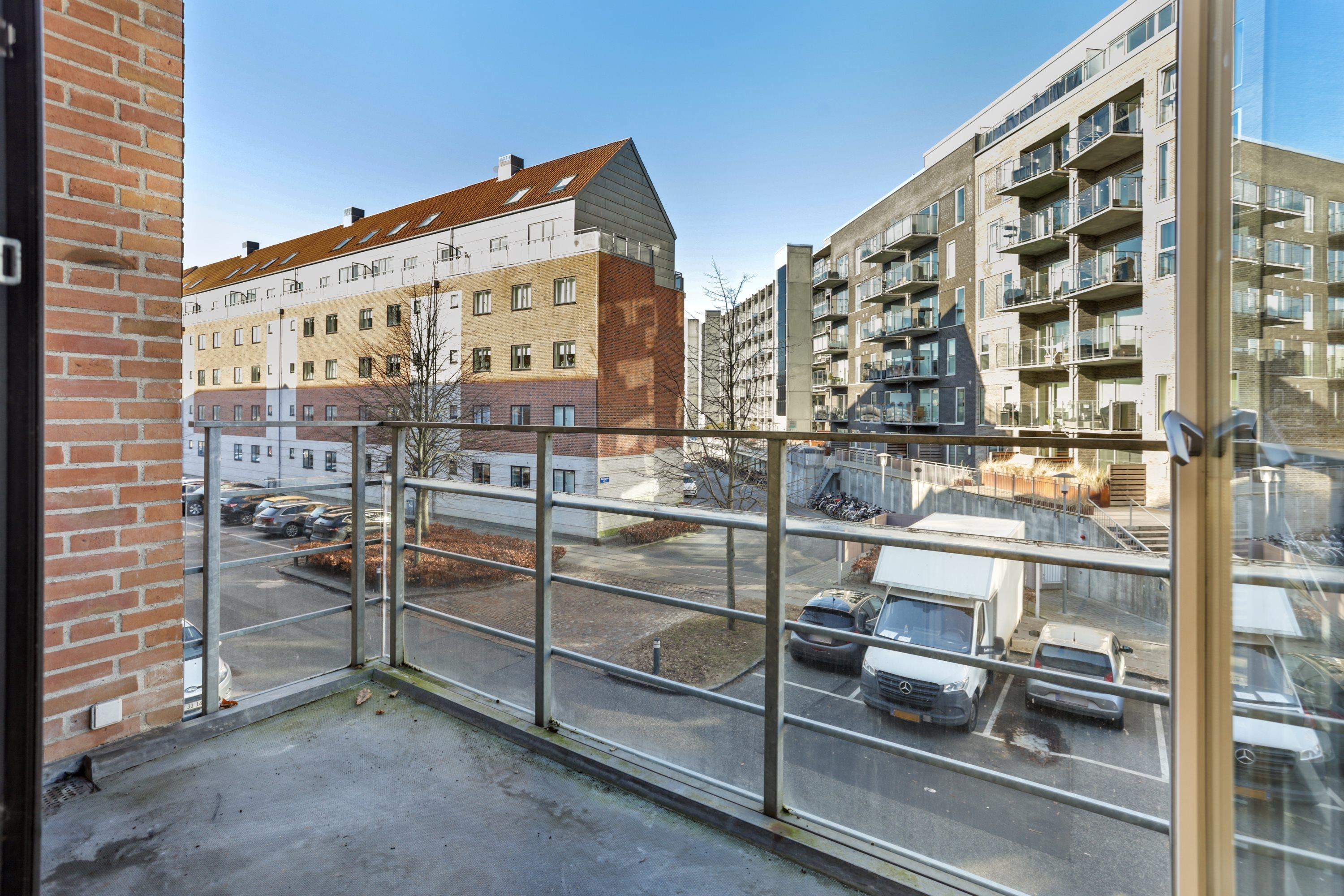 Lysfyldt toværelses lejlighed med altan og egen p-plads