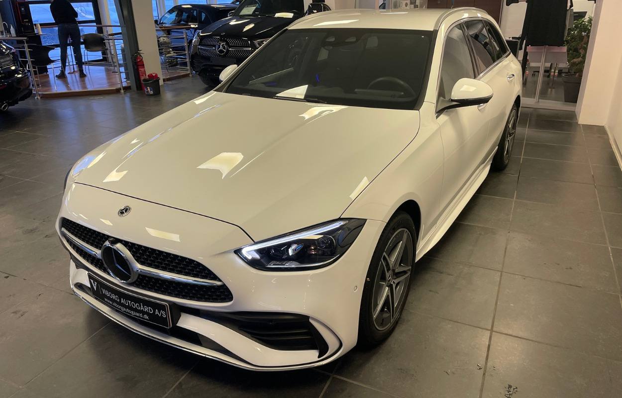 Viborg Autogård præsenterer: Den eksklusive Mercedes-Benz C300 e AMG Line aut. - en bil der oser af luksus og komfort