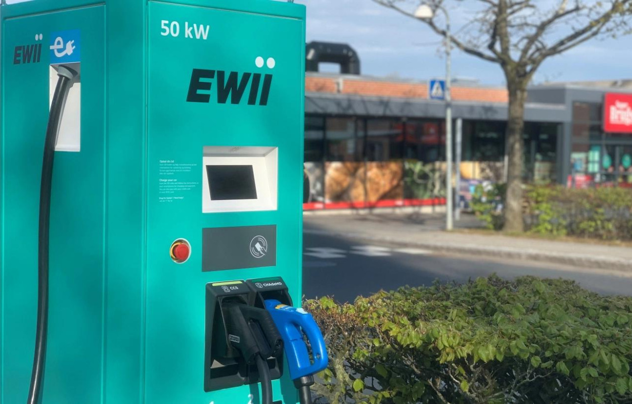 Nu kan du lade din elbil hurtigt op i hovedbyerne i Favrskov 