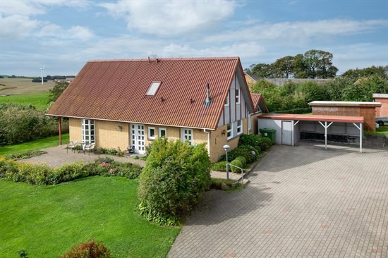 Til salg hos Estate Boligmægleren Tårs: Stor flot beboelse + forretningsejendom