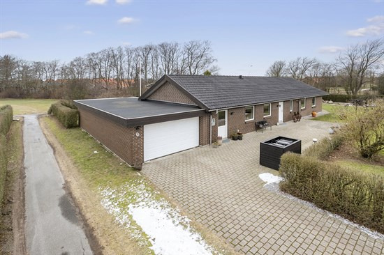 Fin og rummelig bolig i lukket kvarter med stor garage/værksted