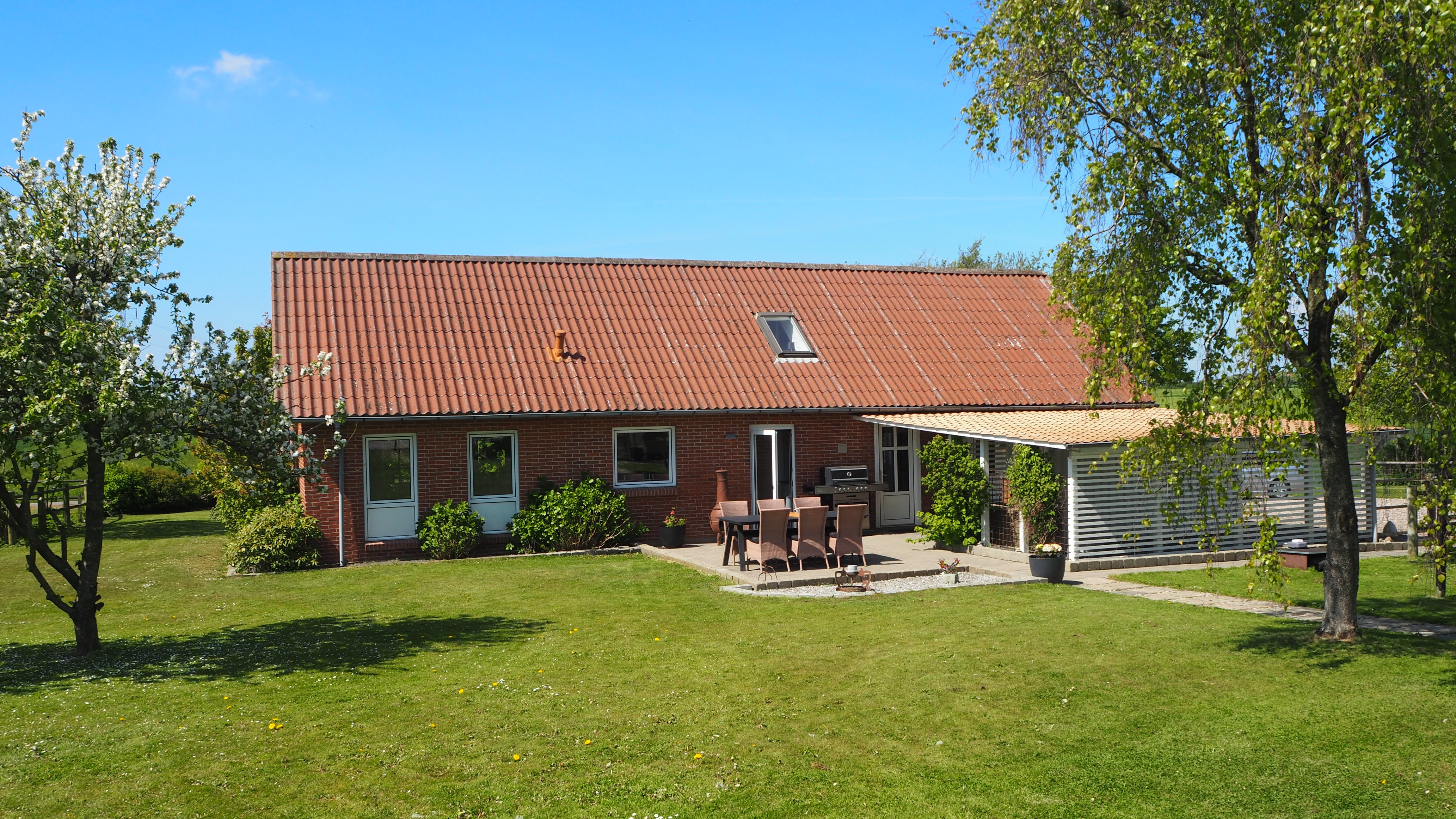 Idyllisk villa på landet tæt på by og natur - mulighed for hestehold