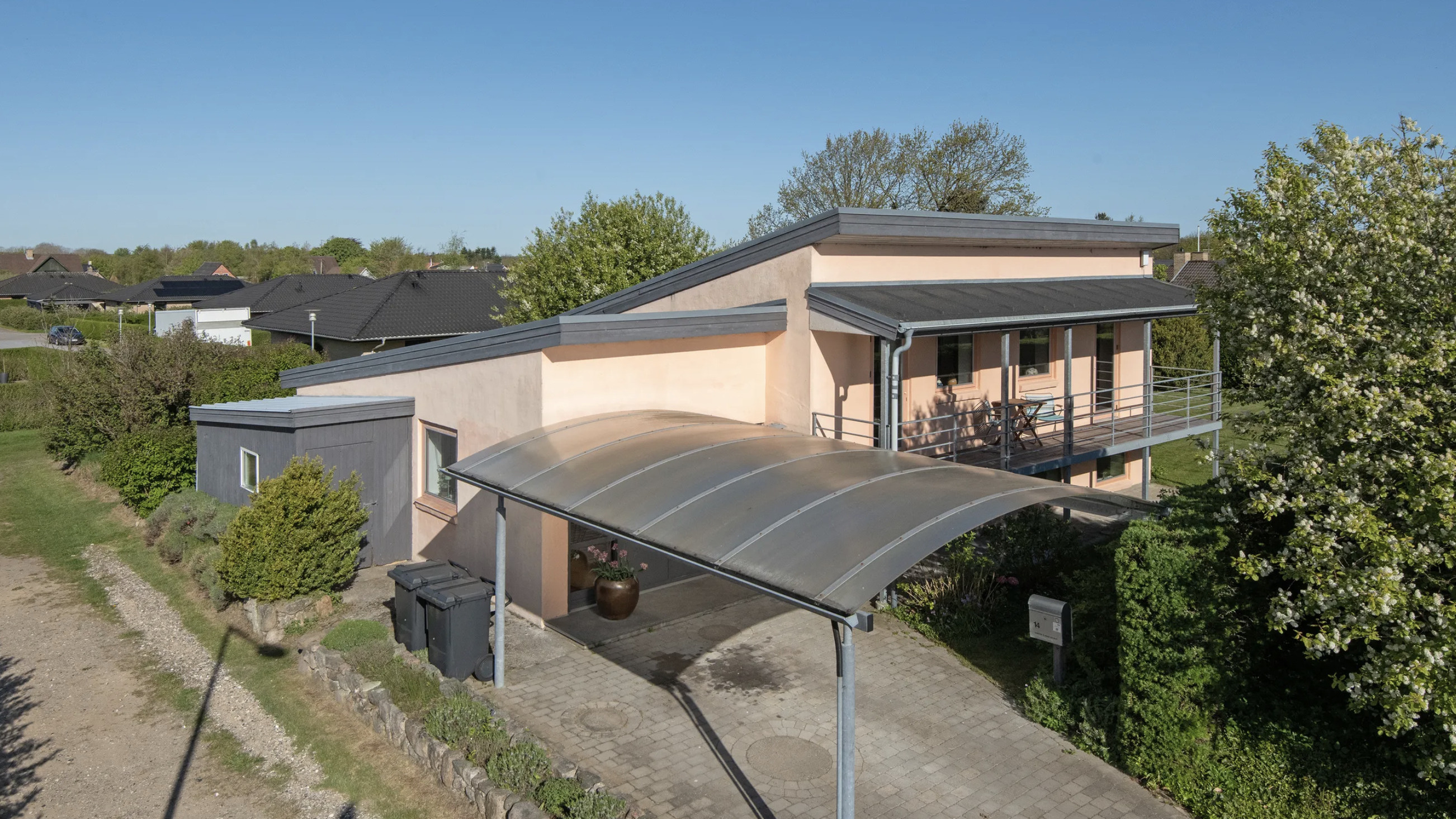 Til salg hos Byens Mæglere: Virkelig spændende og utraditionel villa i Astrup