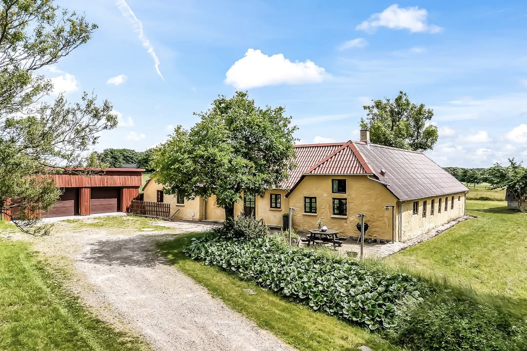 EDC Støvring præsenterer villa med nyt køkken og stor grund til salg i Suldrup
