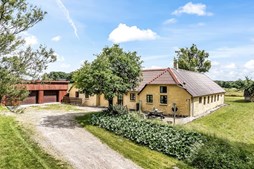 EDC Støvring præsenterer villa med nyt køkken og stor grund til salg i Suldrup