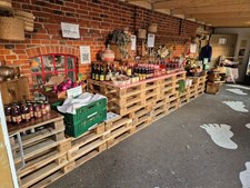 Jensen Jordbær sommerbutik er nu flyttet ind i gårdbutikken