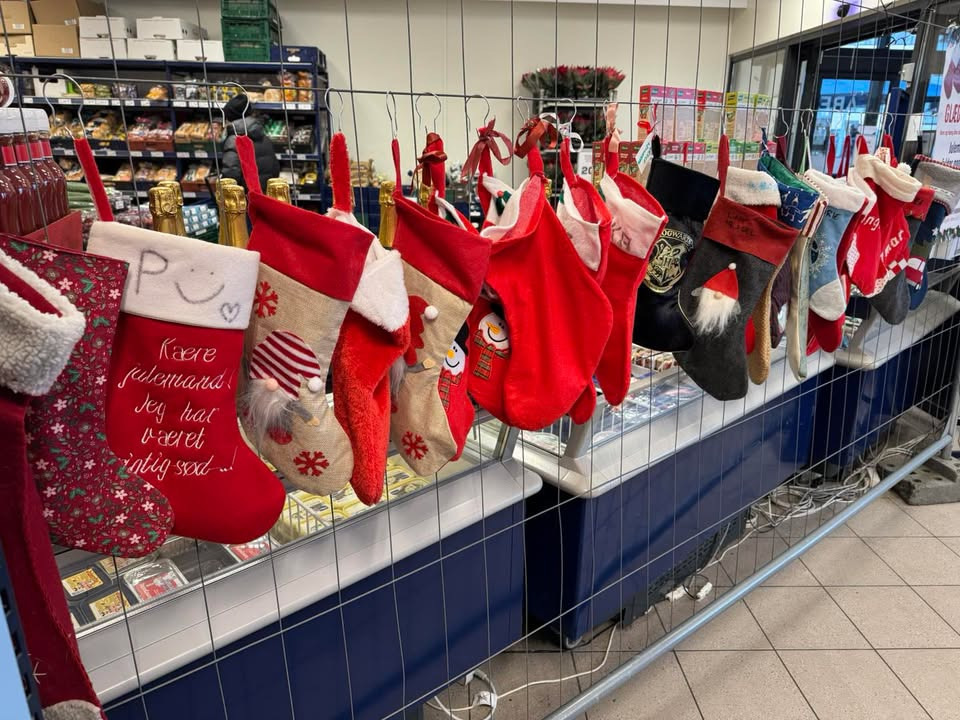 Julemanden har besøgt REMA 1000 Nørrevænget: Plads til flere julesokker