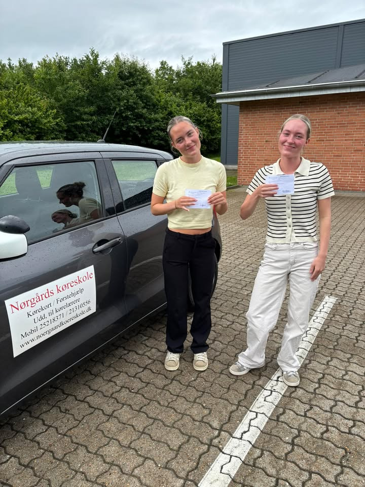 Nørgaards Køreskole fejrer Sandra og Stephanie for bestået køreprøve i Kaas