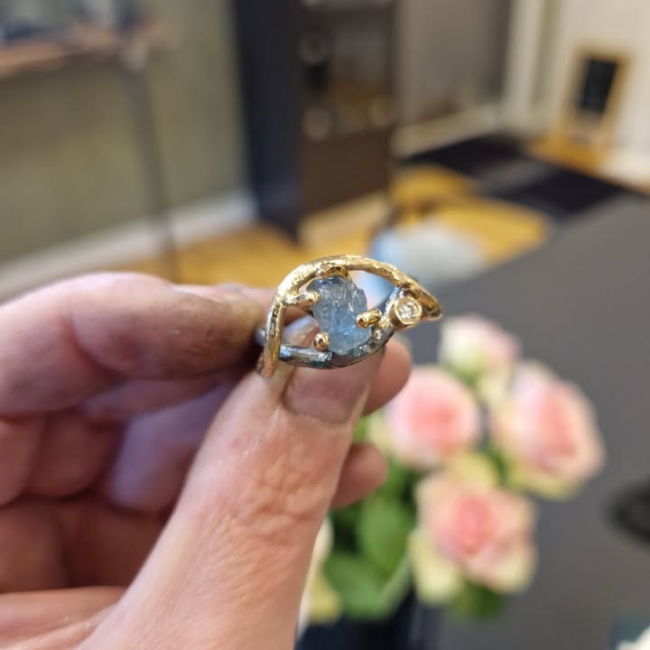 Guldsmed Ø fremviser ny ring med rå aquamarin og kundes diamant