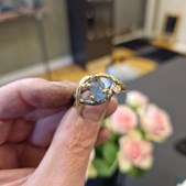 Guldsmed Ø fremviser ny ring med rå aquamarin og kundes diamant