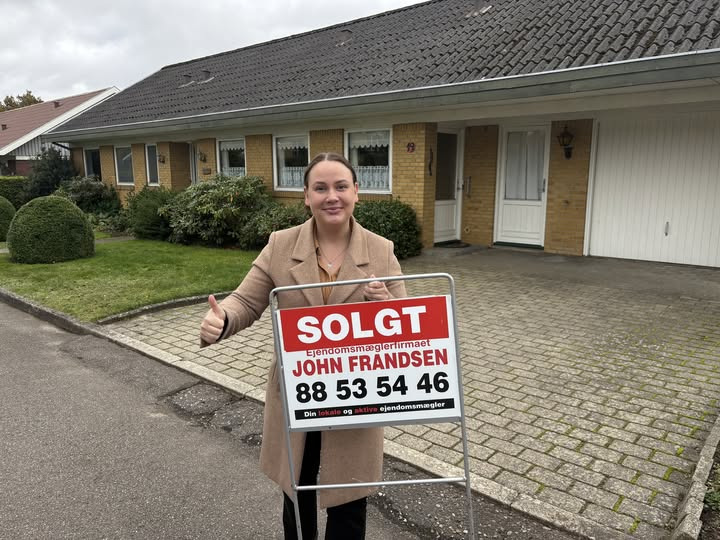 John Frandsen Herning fejrer salg af bolig på Bavnehøjen 19 i Kibæk