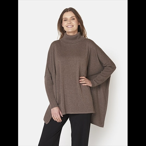 Flot og funktionel poncho med ærmer og rullekrave hos Elins Butik