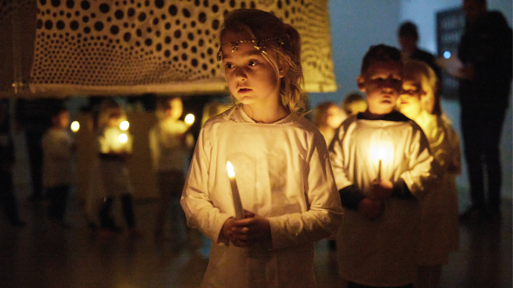 Luciaoptog og korsang på Museum for Papirkunst