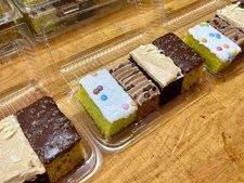 Aaby-bageren lancerer nye skærkagesnitter: Pistacie, banan, appelsin og chokolade med kransekagestykker