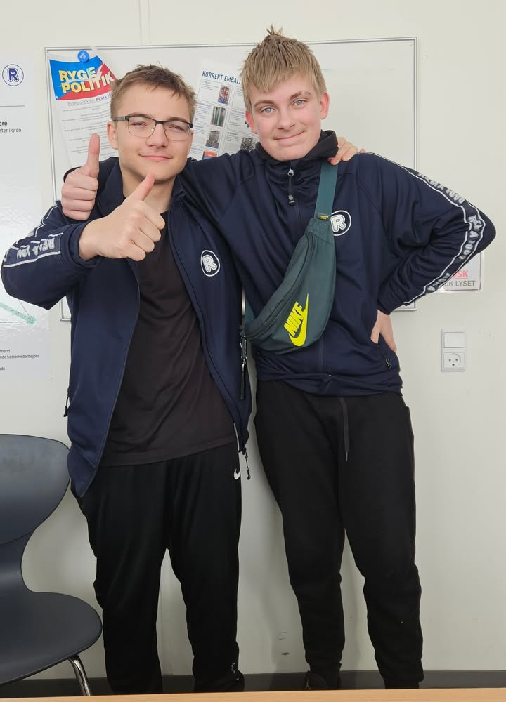Rema1000 Gærumvej præsenterer skolepraktikanterne Valdemar og Bastian