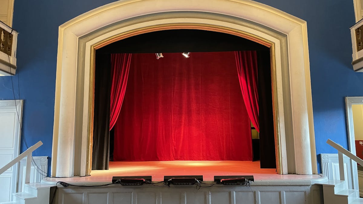 Oplev julens magi i Helsingør: Dans og fællessang i Industriforeningens Teatersal