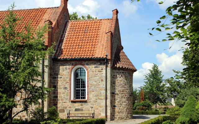 Hyggeligt kaffesamvær i Den fredede længe ved Farum Kirke