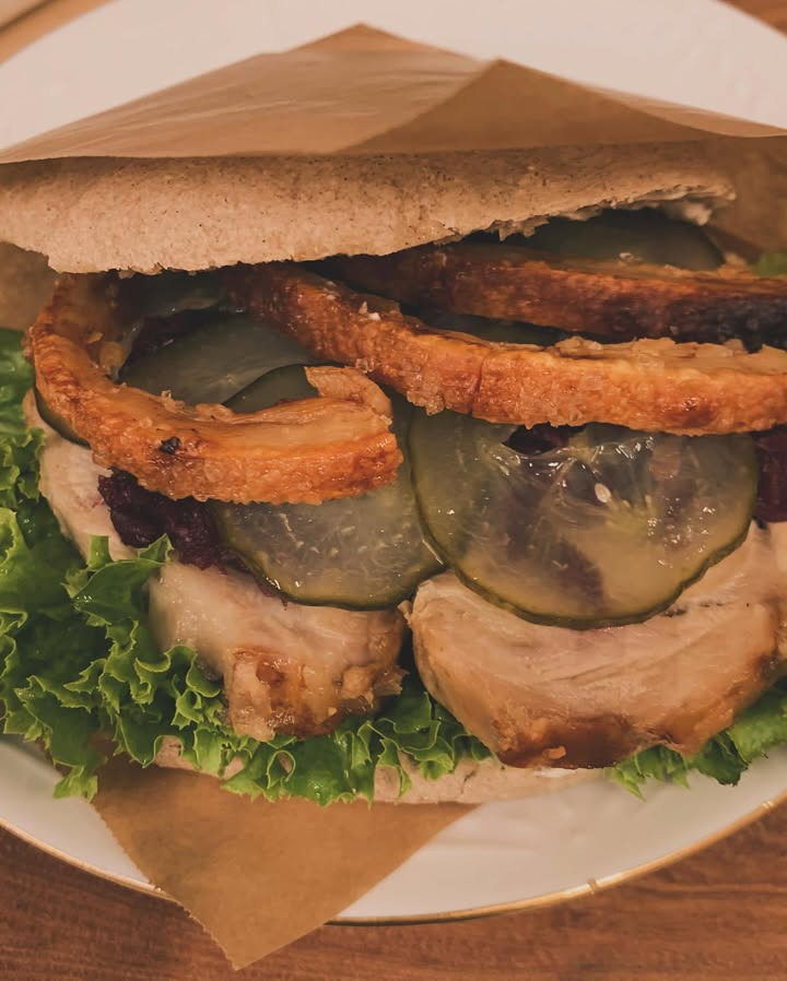 Julehygge med flæskestegssandwich hos Fru Hansens Butik & Café i dag