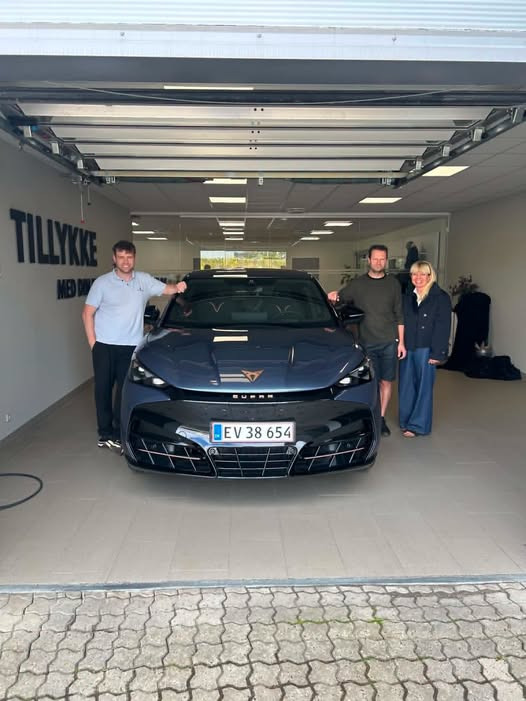 Hos Autocentralen Viborg har Mogens og Rikke hentet deres nye CUPRA Tavascan