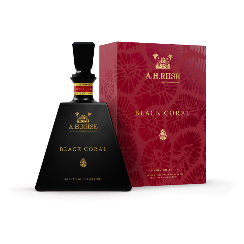 Romdeluxe har stadig en enkelt flaske af A.H. Riises Black Coral til rådighed