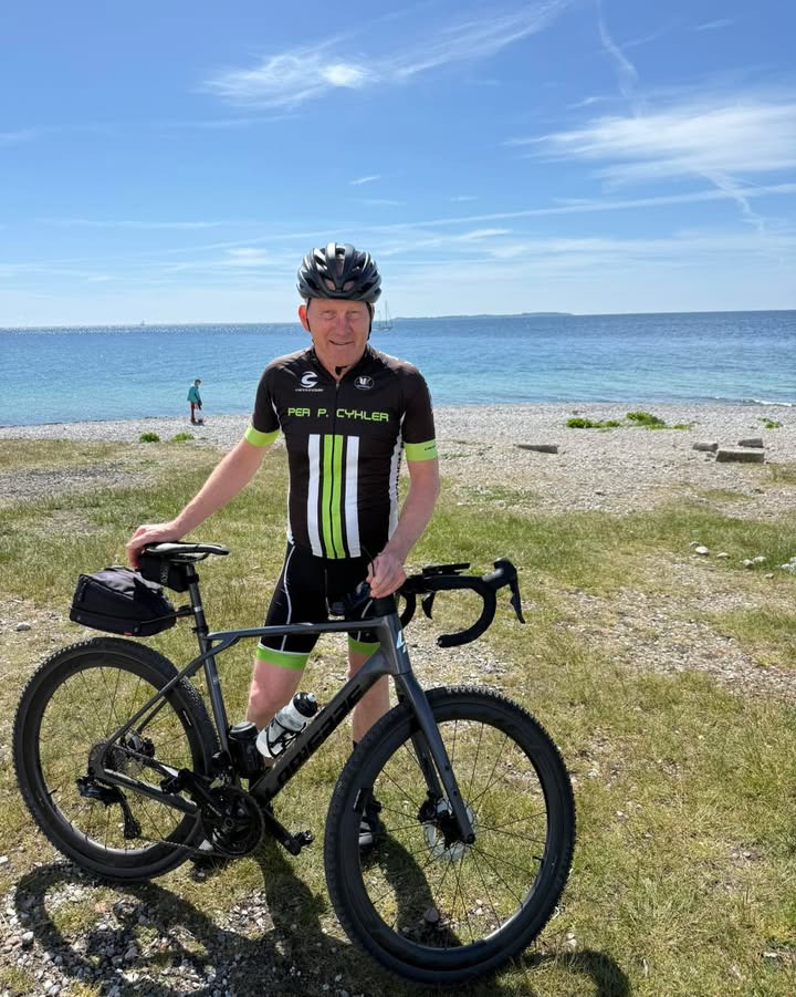 Per P. Cykler nyder fridag på cyklerne i Djurslands kuperede terræn
