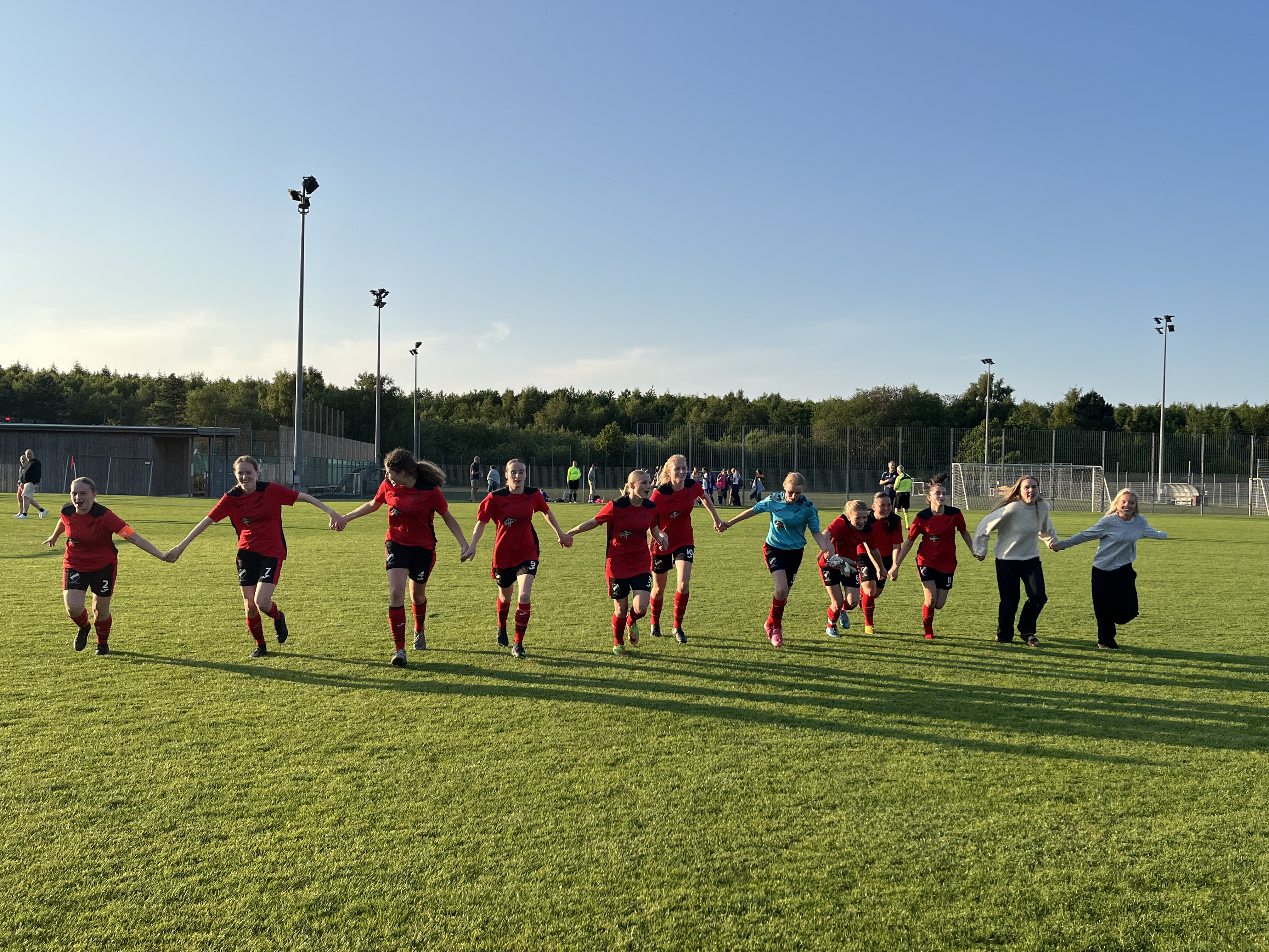 Lynge-Uggeløse IF tager førstepladsen efter stædig kamp mod FIF Hillerød